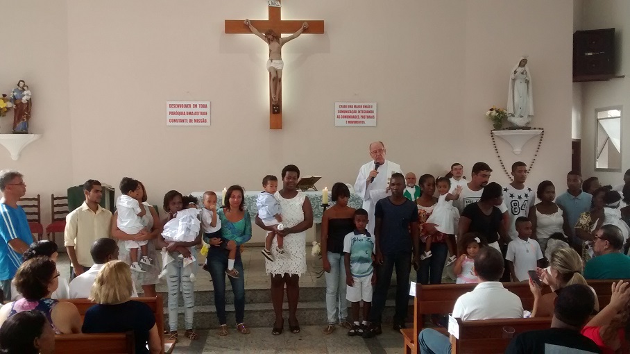 As crianças são apresentadas para a comunidade, onde começam a participar da Vida Cristã.