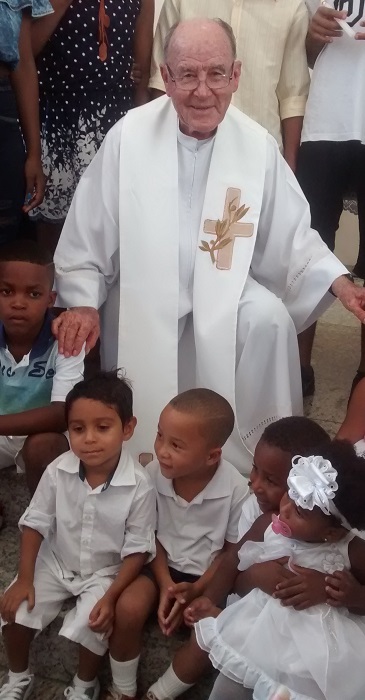 As crianças se alegram junto com o padre Geraldo