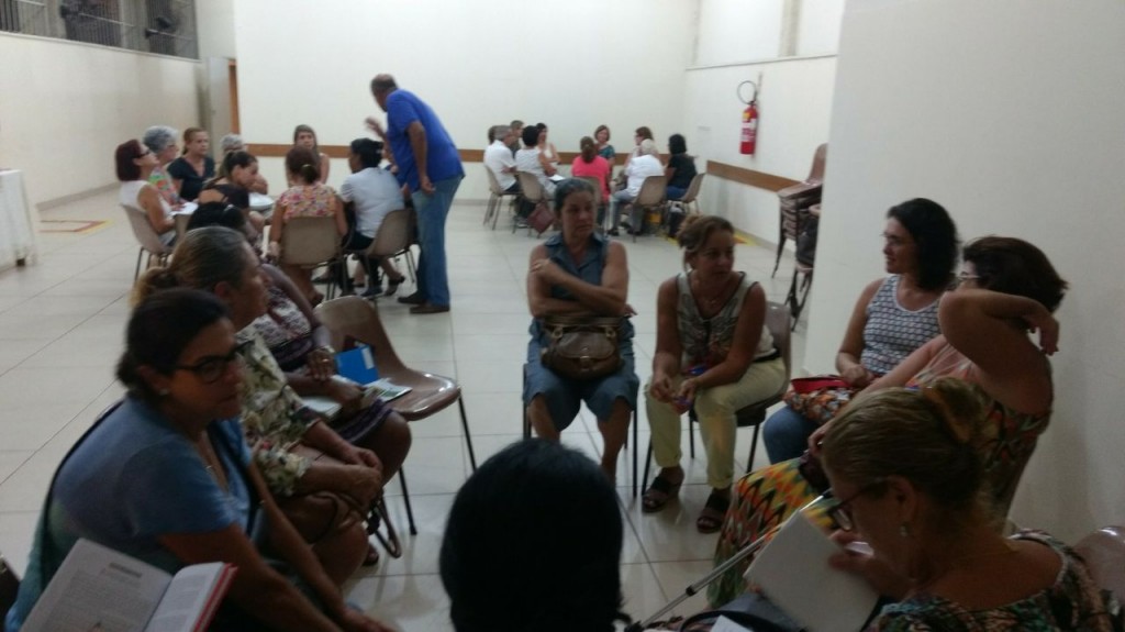 Participantes do retiro no momento da partilha da oração da semana, com o orientador do Retiro, o Fernando Cyrino.